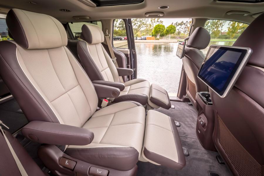 Интерьер Kia Sedona SXL (YP) 2018 года  (фото 3 из 13)
